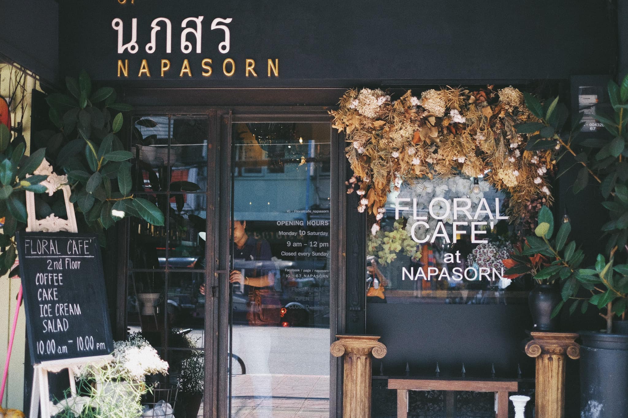 Floral Cafe at Napasorn คาเฟ่ดอกไม้ย่านปากคลองตลาด เอาใจคนรักดอกไม้