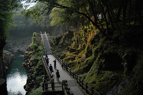 ล่องเรือไปในแม่น้ำ ท่ามกลางหุบเขาทะคะจิโฮะ วิวทิวทัศน์เหนือคำบรรยาย